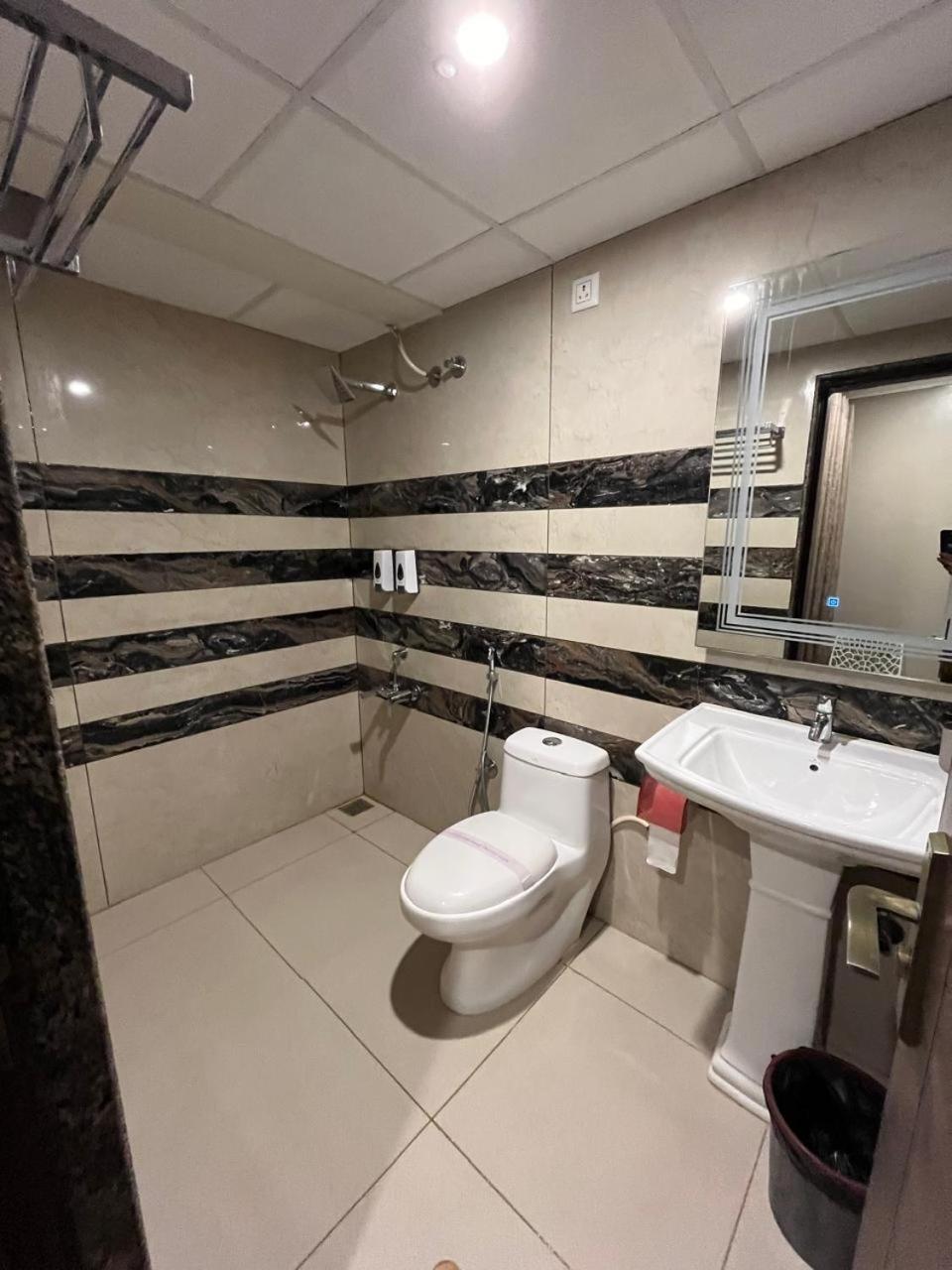 Hotel Lg Suites Бангалор Экстерьер фото